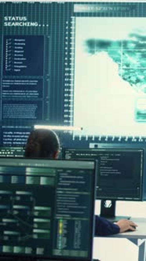 Vidéo verticale : une équipe d'experts en cyberintelligence dans une salle de piratage gouvernementale