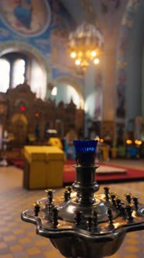 Un candelabro bellamente diseñado en una iglesia con un fondo de enfoque suave que mejora su serenidad