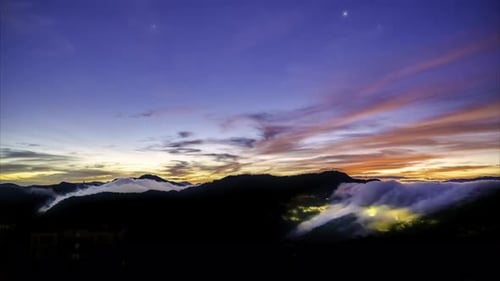 Nuages colorés dans le ciel. Il y a une cascade de nuages au sommet de la montagne.