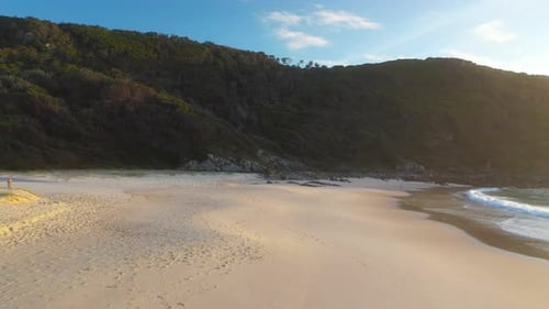 Tolle Luftaufnahme eines leeren, wunderschönen australischen Strandes bei Sonnenuntergang