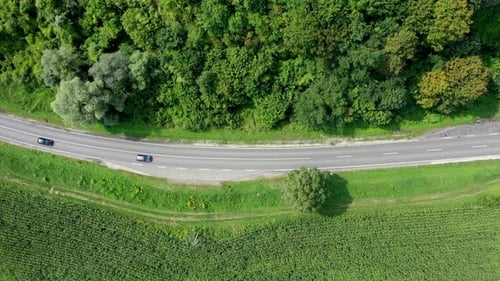 Luftaufnahme von Autos, die auf der Straße fahren. Ansicht aus der Vogelperspektive