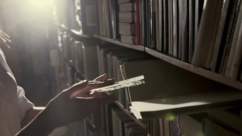 La chica de la biblioteca ha sido arrastrada por el polvo del casco antiguo del documento