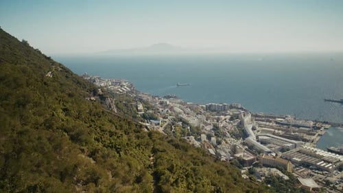 Blick auf die Stadt Gibraltar von der Seilbahnfahrt