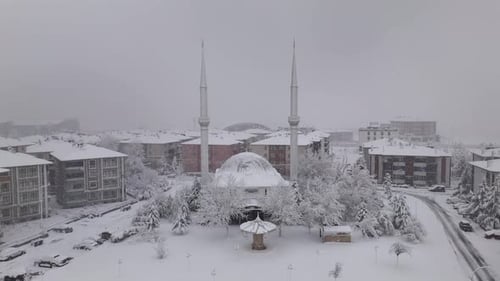 Luftaufnahme der schneebedeckten Moschee im Winter