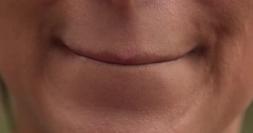 Gros plan des lèvres d'une fille ne voulant pas parler. Jeune femme tenant son discours. Lèvres pressantes