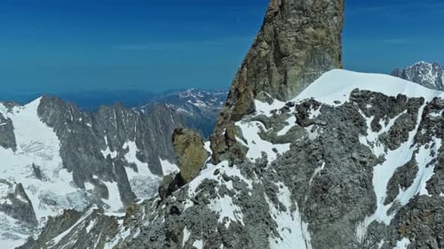Mira la altura del granito que brilla con el sol de la mañana tan brillante