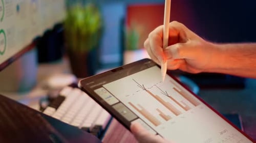 Computer-PC-Datenanalyseszene mit Daten auf dem Bildschirm HD