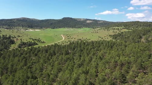 Vue aérienne avec Woodland Mountain Road and Hills