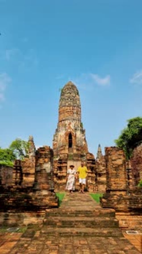 Ayutthaya, Thaïlande Wat Phra Ram, un couple d'hommes et de femmes coiffés d'un chapeau en visite à Ayyuthaya en Thaïlande