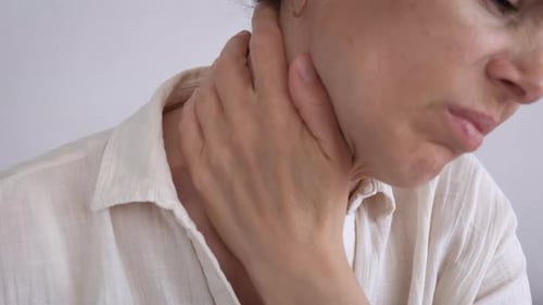 Gestresste Frau mit Nackenschmerzanfall.