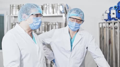 Technicien contrôlant le mouvement d'augmentation du processus industriel dans une usine