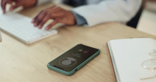 Primer plano, negocios y mujer con llamada telefónica, pantalla y conexión con la comunicación