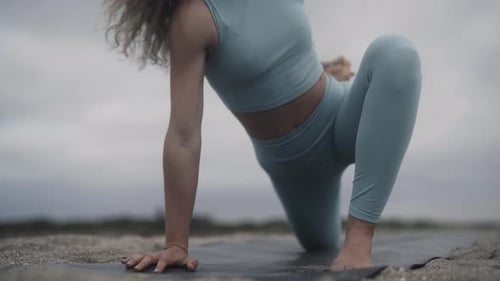 Un yogui complicado se estira al aire libre para mayor flexibilidad