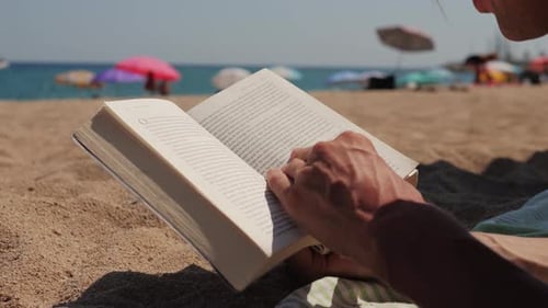 Mann liest ein Buch am Strand Tourist Genießen Sie einen herrlichen Kurzurlaub und entspannen Sie am Strand mit einem