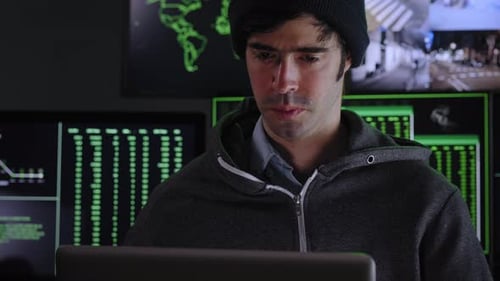 Hacker utilisant un ordinateur portable