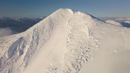 Flug über den gefrorenen Snowy Peak in den Winteralpen