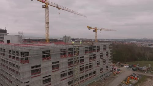 Imágenes aéreas de diapositivas y panorámicas de edificios administrativos, sitios de construcción, andamios y torres