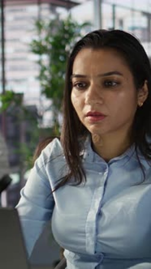 Vertikales Video Der CEO spürt die Angst vor Geschäftsdruck und Projektversagen