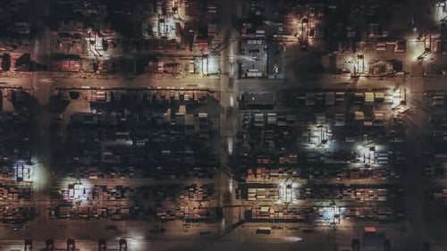 Blick von oben auf das Containerterminal bei Nacht
