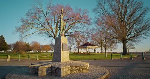 Gimbal shot of a Statue of LIberty replica
