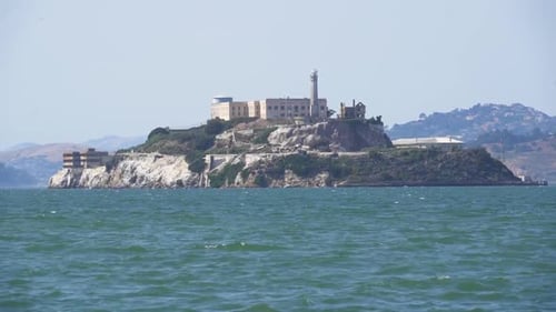 Die Insel Alcatraz auf der anderen Seite des Wassers, vom Fisherman's Wharf San Francisco aus gesehen