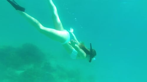 Séquence vidéo 4k d'une femme méconnaissable faisant du snorkeling seule pendant des vacances à Raja Ampat