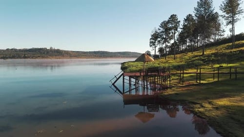 Vol en drone au-dessus d'un magnifique lac avec une jetée à Misiones, en Argentine.