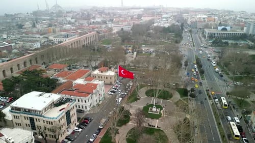 Türkische Flagge nahe dem Fatih-Gedenkpark in Istanbul fliegen rückwärts geschossen