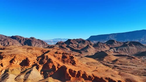 Flug über den nackten Felsen, beleuchtet von strahlender Sonne. Trockene, leblose Landschaft von Arizona, USA, von einer Drohne aus gesehen
.