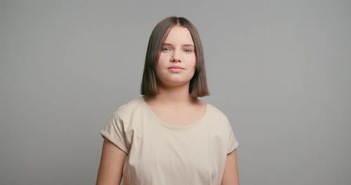 Nenhuma adolescente latina corajosa estende a mão em gesto de parar de se opor ao sexo doméstico