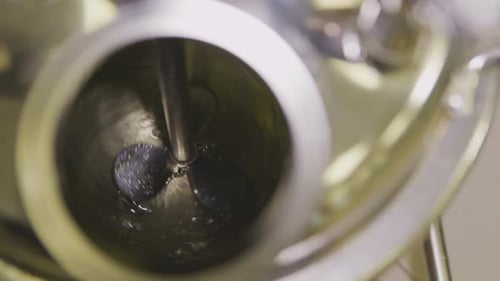 La pieza giratoria del dispositivo de prueba mezcla un líquido transparente en el laboratorio