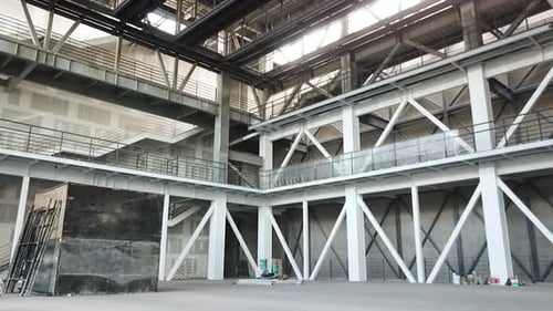 Drone shot crossing the metal structure of a building under construction in an ascending manner in M
