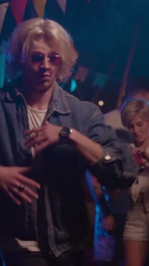 Erleben Sie mit uns einen pulsierenden Abend voller Tanzen zu Retro-Vibes auf einer unvergesslichen Party
