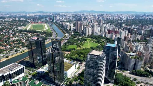 Famosa rodovia Pinheiros, no centro da cidade de São Paulo, Brasil.