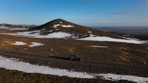 Auto auf Offroad-Strecke, Island