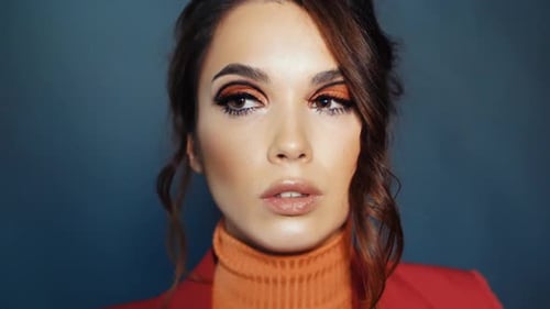 Porträt einer Frau mit Make-up im Gesicht. Schönes weibliches Gesicht aus nächster Nähe
