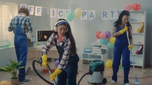 Um grupo multinacional de faxineiros limpa o escritório depois da festa Uma mulher afro-americana uma asiática