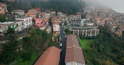 Vues aériennes de Rocca Di Papa, en Italie, mettant en valeur son paysage urbain et historique