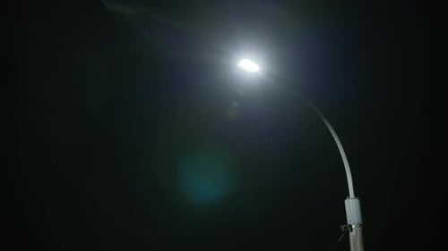 Weitwinkelaufnahme einer Straßenlaterne bei Nacht in einer ruhigen Gegend in Neuseeland
