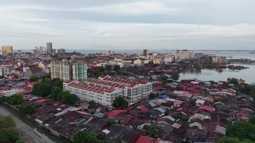 Vue aérienne du paysage urbain côtier de Pengkalan Weld