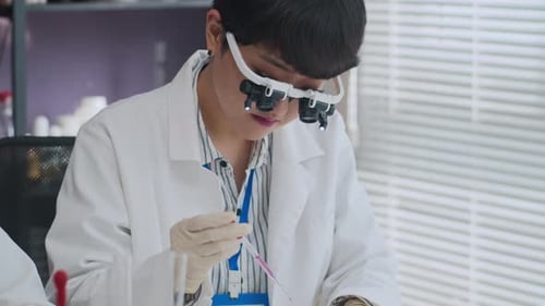 Cientista feminina adicionando reagente