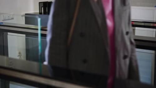 Auf dem Weg durch ein Drehkreuz in ein Bürogebäude betreten und verlassen Büroangestellte ein modernes