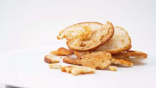Gebrochene Brotscheiben stapeln sich.