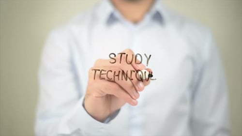 Lerntechniken Man schreibt auf transparentem Bildschirm