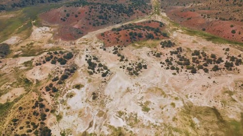 Landschaft mit heißen Quellen aus Travertin mit wenig Grün. Trockenes Panorama in verschiedenen Farben