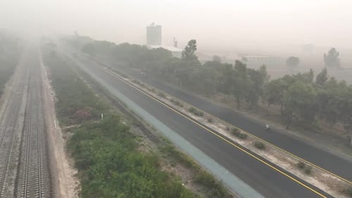 Drone: vista de pássaros sobre Sahiwal até Multan Road, em Punjab, está muito nebuloso