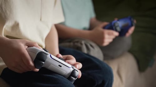 Jungen drücken Tasten mit dem Joypad-Controller Wireless Gamepad Hobby