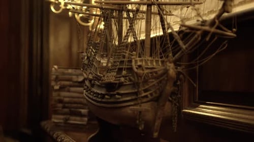 Modelo antigo de navio da linha em antiga biblioteca.