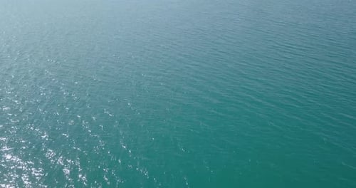 Images aériennes au-dessus de l'eau claire de l'océan