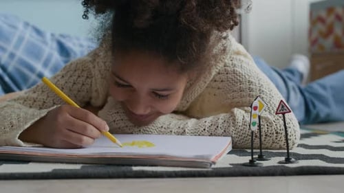 Una colegiala aprende las reglas de tráfico a través del juego creativo